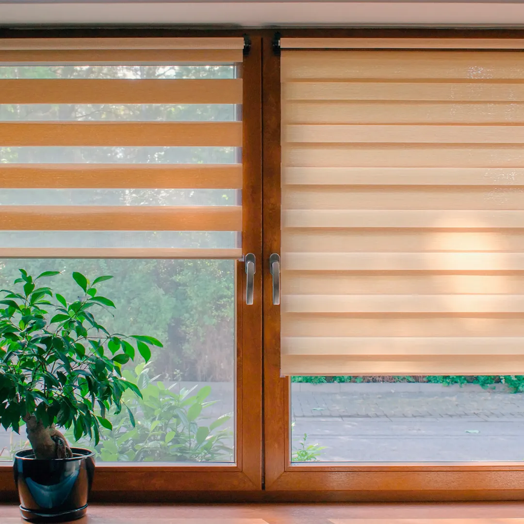 Imagem frontal da persiana Double Vision Sanlui semiaberta