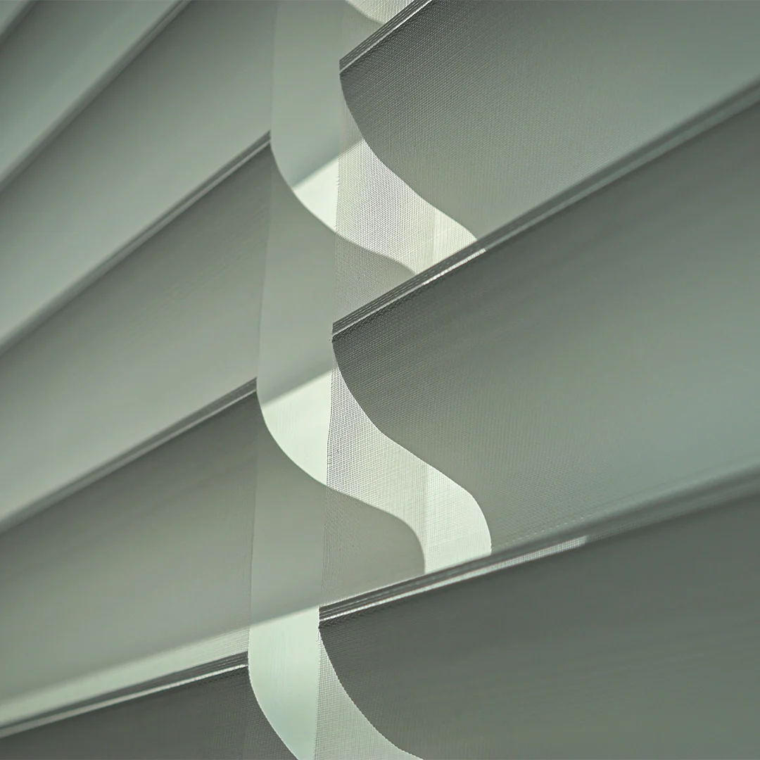 Detalhe das silhuetas sofisticadas da persiana New Vision Sheer Sanlui