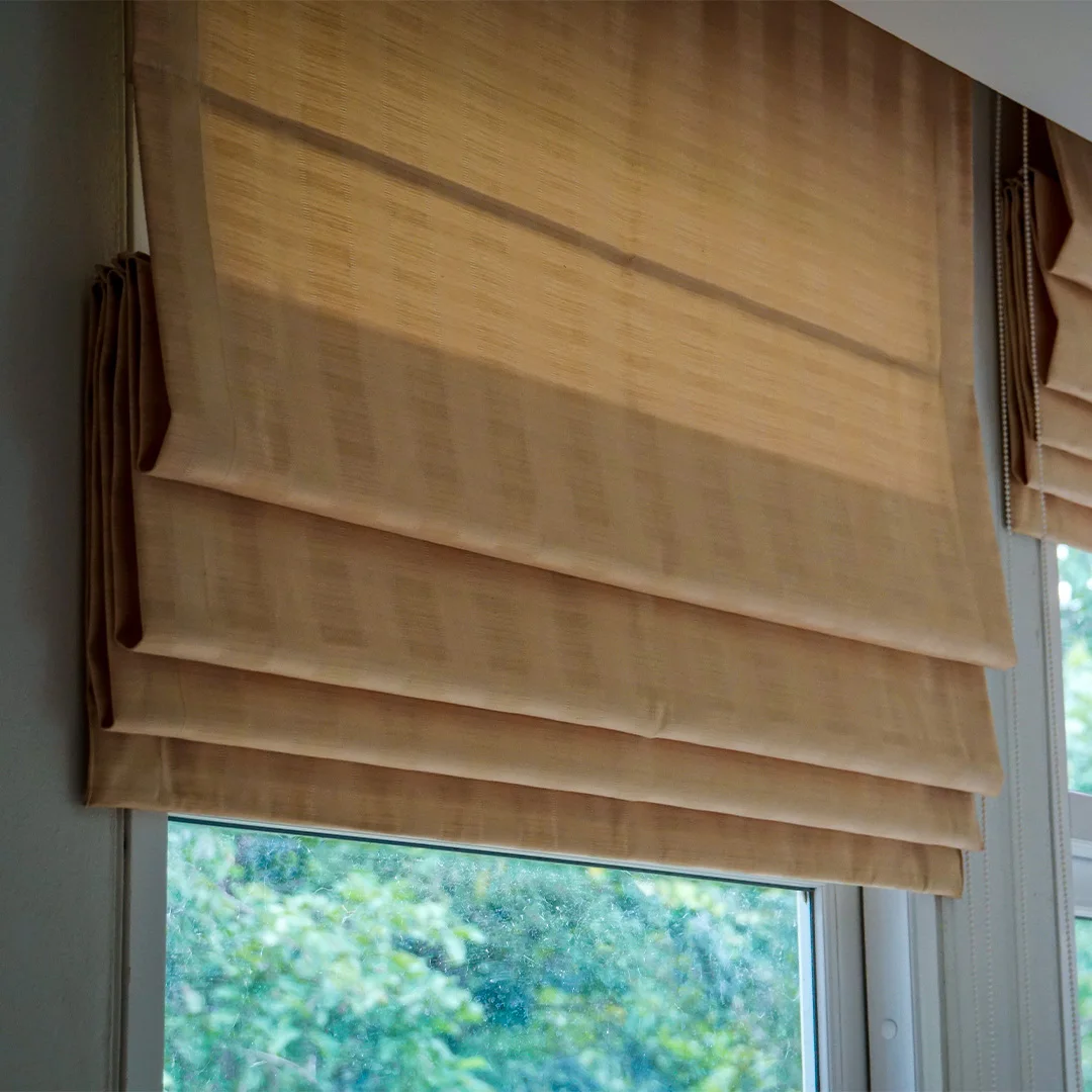 Close de persiana Rolô Sanlui bege recolhida aplicada em janela