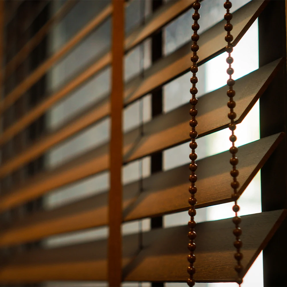 Persiana de madeira com acionamento manual Sanlui