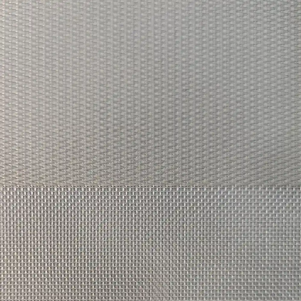 Detalhe de tecido na cor cinza aplicado em persiana Double vision Sanlui