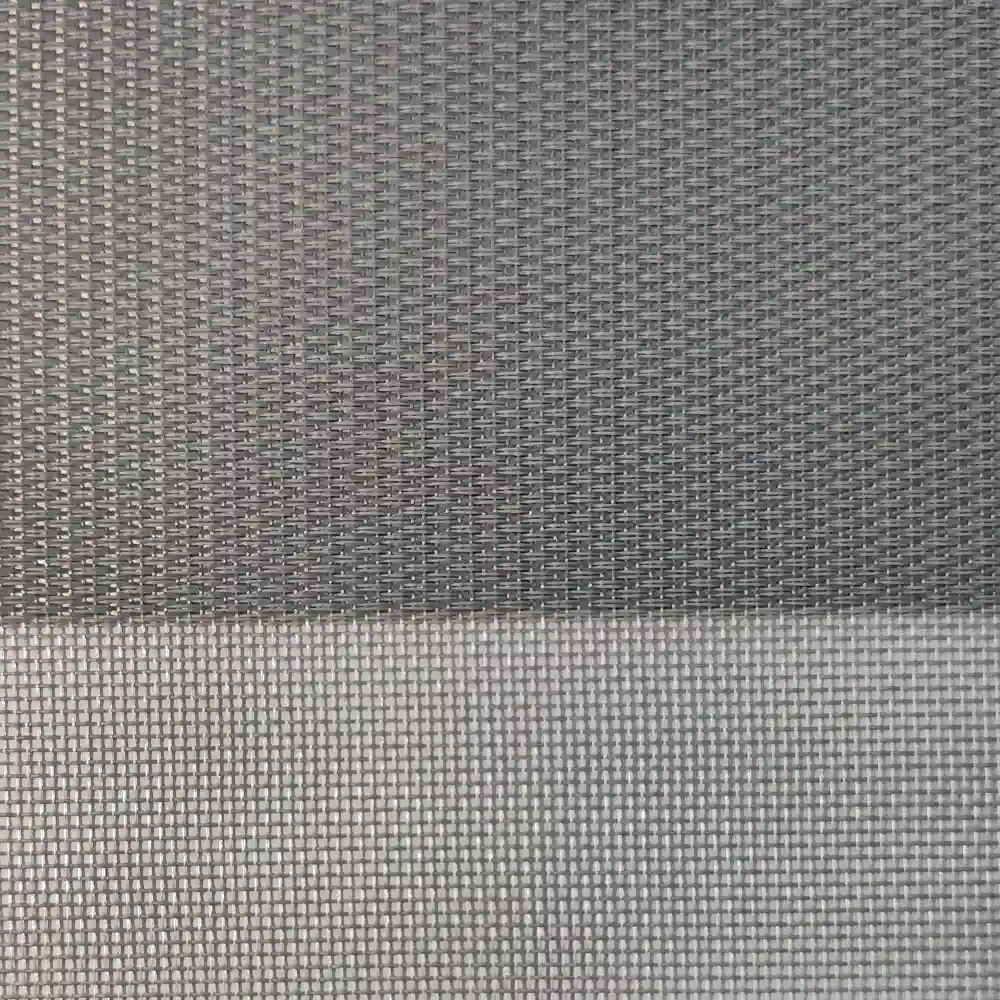 Detalhe de tecido na cor cinza escuro aplicado em persiana Double vision Sanlui